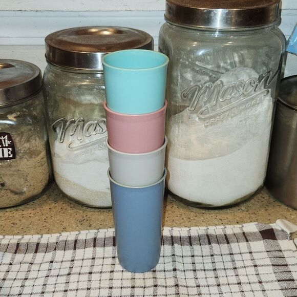 4 Vintage Tupperware Tumbler Cups - Picture 3 of 3